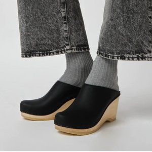 No 6 New School Clog Wedge - Black Size 40 EU sizing
